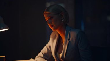 Geç saatlere kadar loş kurumsal odada kalan çalışanın enerji eksikliği. Yorgun ofis çalışanı stresli vardiyasını bitirip konsantrasyonunu kaybediyor. Kapalı alanda iş problemleri yaşayan üzgün kadın profesyonel.