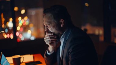 Direktör geceleri bilgisayarla internette arama yapıyor. Esneme müdürü mesai raporlarını hazırlıyor. Uykulu iş adamı internette araştırma yapıyor. Akşam odasında dizüstü bilgisayarın kapağını kapatıyor.