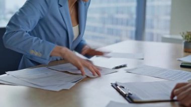 Duygusal menajer, ışık kabinesinde iş arkadaşını tartışıyor. Gergin adam, kadın ortakla mali problemleri tartışarak hata yaptı. Öfkeli çalışanlar birbiriyle çatışır.