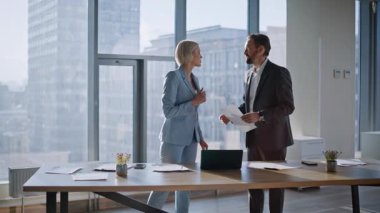 Modern ofisteki belgeleri araştıran endişeli profesyonel avukatlar. İş arkadaşları proje sözleşmelerini iş yerinde tartışırlar. Şirket takım çalışması. İşçiler evde gergin hissediyorlar. 