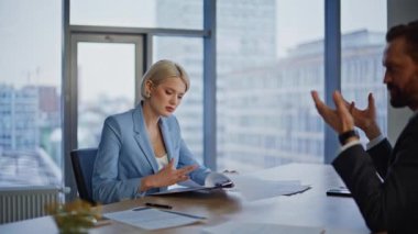 Profesyonel meslektaşlar şirket konferans odasında takım çalışmasını tartışıyor. İş ortakları modern ofisteki planlama stratejilerine odaklanıyor. Arkadaş canlısı iş arkadaşları anlaşma belgeleri imzalıyorlar 