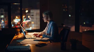 Gece vardiyasında lamba ışığında notlar yazan geç çalışan bir işçi. Endişeli iş kadını, dizüstü bilgisayar ekranına bakıyor. Karanlık işyerinde kötü haber e-postası alıyor. Sinirli proje yöneticisi bilgisayar kapağı kapağı kapatma çalışıyor