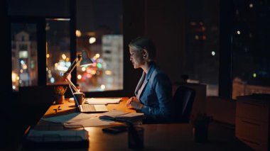 Sanal konferansta, gece evde dizüstü bilgisayara el kol hareketi yapan çalışanları selamlıyorum. Gülümseyen kadın kendini video ile tanıtıyor. İnternetteki toplantıda neşeli sarışın konuşuyor. 