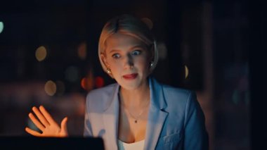 Çok çalışan profesyonel çelişkili video çağrısı gece ofisindeki evrakları işaret ediyor. Öfkeli iş kadını sanal konferansta hayal kırıklığına uğramış raporu tartışıyor. Gergin muhasebeci tepki sorunu