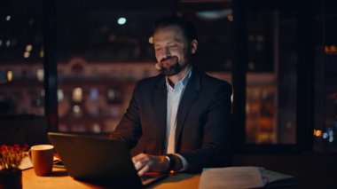 Gülümseyen iş adamı mesaj raporu akşam ofisinde. Masada açılış sunumu üzerinde çalışan bir proje yöneticisi. Geceleri internette arama yapan profesyonel bir adam. Mutlu şirket çalışanı 