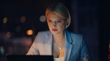 Portre yöneticisi, gece geç saatlerde şirket ofisinde çalışıyor. Çalışkan iş kadını dizüstü bilgisayar ararken notlar yazıyor. Hayal kırıklığına uğramış muhasebeci bütçe hatası buldu ve gece bilgisayar fazla mesaisini kapattı.