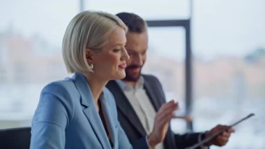 İş adamları sanal toplantıda kabinede el ele sallayarak selamlıyorlar. Konferans odasından kendine güvenen iş arkadaşları arıyor. Ortaklar online iş konferansında takım çalışmasının keyfini çıkarıyorlar