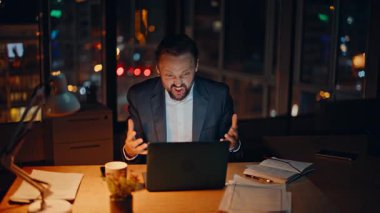 Öfkeli yönetmen, gece şirketinin iş yerindeki yakın çekim sorunlarına tepki veriyor. Öfkeli çılgın işadamı, mali raporunda duygusal bir hata buldu. Stresli adam ofisteki bilgisayar kapağını kapatıyor