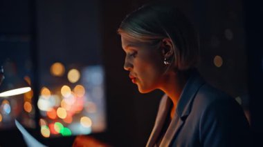 Sinirli iş kadını videosu. Bilgisayardan arıyorlar. Kapanış gecesi. Sinirli sarışın kadın çevrimiçi kapanma bilgisayarını görüntülemek için kağıtlar gösteriyor. Sinirli yönetici duygusal olarak stresli bir konuşma yapıyor. 