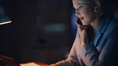 Klavye dizüstü bilgisayarı yazan bayanı arıyorum. Kapalı ofiste oturuyorum. Ciddi sarışın kadın cep telefonuyla bilgisayarda bilgi arıyor. Gece işçisi akıllı telefondan konuşuyor. Fazla mesai yapıyor.