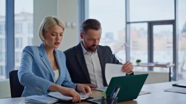 Çevrimiçi konferansta sunum yapan gülümseyen iş arkadaşları bilgisayar kameralarına yakın çekim yapıyorlar. Kendine güvenen ortaklar internet toplantısını tartışıyor. Dizüstü bilgisayardan iş arkadaşları için video çağrısı 