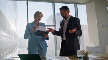 İşletme yöneticileri şirket anlaşmasını görüşüyor. Güneş ışınları ofisini kapatıyorlar. Profesyonel iş kadını iş adamına kontrat detaylarını açıklıyor. İş arkadaşları şirket stratejisi üzerinde beyin fırtınası yapıyor. 