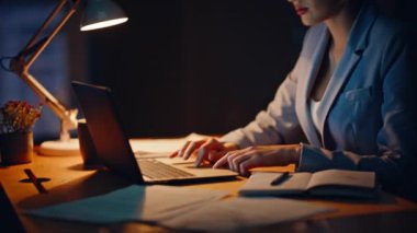 Fotokopi yazarı elleri, iş yerinde yakın planda proje besteleme notları yazıyor. Neşeli menajer çevrimiçi mesaja tepki veren başarıyı kutluyor. Memnun girişimci zaferini parlak bir gülümsemeyle ifade ediyor.