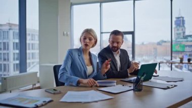 İki meslektaşım ışık ofisinin yakın çekimlerini inceliyor. Ciddi iş adamları dizüstü bilgisayarları kontrol ediyorlar. Hafif işyerindeki zor iş meselelerini çözmeye odaklanmış muhasebeciler 