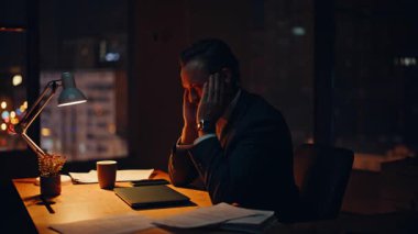 Gece vardiyasında çok çalışan bir iş adamı yakın çekim yapıyor. Yorgun bir çalışan, yorucu bir programdan yorulup motivasyon mücadelesi veriyor. Özel kabinede boyun masajı yapmaktan yorgun düşmüş.