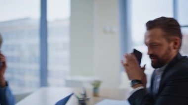 İş arkadaşını arayıp, yakın çekimde evrakları almasını istiyor. İş arkadaşları akıllı telefon konuşmalarında iş konuşuyorlar. Girişim kurucuları ofiste verimliliğin tadını çıkarıyor