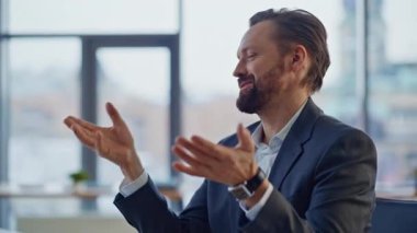 Kapalı mekanda kadın yöneticiyle konuşan pozitif iş adamı. Profesyonel anlaşma yapan iki çalışan sözleşme imzalıyor. Panoramik kabinede gülümseyen iş kadınıyla tokalaşan mutlu adam.