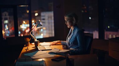 Sinirli patron, gece şirketinin iş yerinde video toplantısını tartışıyor. Kızgın iş kadını online konferansta mali rapordan şikayet ediyor. Endişeli kadın geç saatte web sohbetinde tartışıyor.