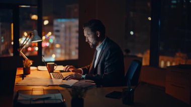 Sinirli yönetici, akşam çalışma alanındaki rakamlar yüzünden hayal kırıklığına uğramış bir şekilde ekranı izliyor. Bütçe hatasını gözden geçiren üzgün bir işçi. Gergin lider kapatma aygıtı çökme stratejisi tarafından alt edildi