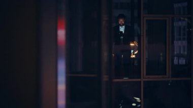 Patron silueti gece vardiyasında lamba ışığında akıllı telefonlara mesaj yolluyor. Bilinmeyen bir iş adamı cep telefonuna mesaj atıyor ve geç saatlere kadar iş yerinde kalıyor. Kurumsal yalnızlık kavramı