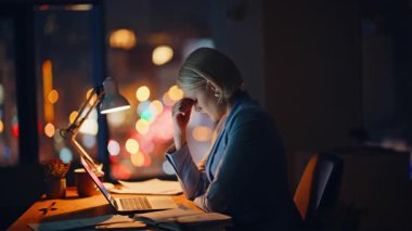 İşçi, akşam ofisinde bilgisayardan mesaj atmayı düşünüyor. Buro 'da dizüstü bilgisayar yazmakla meşgul. Yorgun sarışın iş kadını bilgisayarın kapağını kapatıyor. Hukuki meseleleri çözmekten yorgun düşmüş bir avukat. 