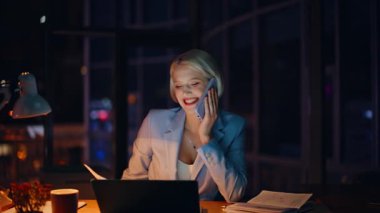 Uzaktan kumandalı bir iş yerinde cep telefonuyla gülen geç çalışan bir işçi. Gülümseyen iş kadını, bilgisayarla yazarak karanlık evde akıllı telefondan işi tartışıyor. Şirin kız yönetici, müşteriyle yakın çekim konuşuyor. 