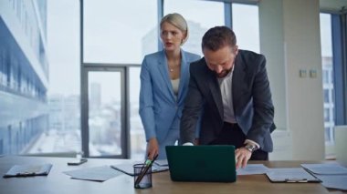 Ofisteki meslektaşlar panoramik pencerelerde dizüstü bilgisayar arıyorlar. Yeni başlayanlar için endişe verici bir karar. Sinirli iş adamları birlikte sorunları çözüp para kaybediyorlar. Kurumsal rutin kavram