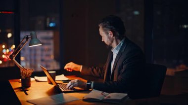 Çok çalışan bir adam, akşam çalışma alanında bilgisayarını kontrol ediyor. Ciddi bir iş adamı ofiste geç saatlere kadar bilgisayar başında çalışıyor. Akıllı avukat, gece raporları tek başına analiz etmeyi düşünüyor. 