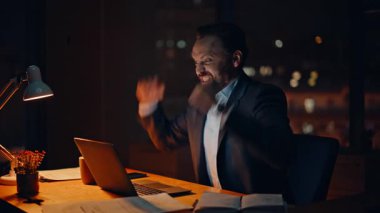 Heyecanlı adam bilgisayarını karıştırıyor. İnternette reaksiyon veriyor. Gece kulübü kapanış maçını kazanıyor. Mutlu müdür evet işareti gösteren yeni iş teklifini sevinçle karşılıyor. Şaşırtıcı derecede sevinçli uzman başarılı projeden memnun.