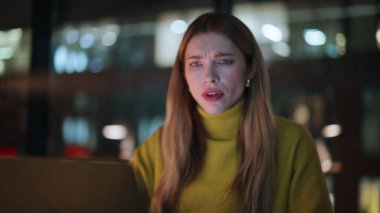 Stresli serbest çalışan, gece geç saatlere kadar yakın çekim yapan biri. Hüsrana uğramış bir kadın dizüstü bilgisayarından kötü haberler okuyor gece çalışma alanında oturuyor. Mutsuz iş kadını, bilgisayarın duygusal olarak kapanması üzerine proje hatasına tepki veriyor.