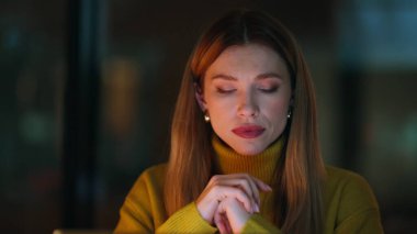 Çalışkan serbest çalışan, gece vardiyasında çalışan biri. Ciddi bir iş kadını karanlık ofiste dizüstü bilgisayar arıyor. Genç fazla mesai çalışanı gece geç saatlere kadar bilgisayarda geziniyor. Son teslim tarihi kavramı.