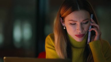 Gülümseyen kız akşam geç saatte arıyor. Laptopçu iş yerini kapatıyor. Cep telefonuyla konuşan mutlu iş kadını bilgisayar başında fazla mesai yapıyor. Pozitif kadın akıllı telefondan projeyi tartışıyor.