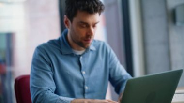 Duygusal menajer, iş yerindeki dizüstü bilgisayar ekranında başarıya seviniyor. Heyecanlı iş adamı ofis ortamında harika haberlere tepki veriyor. Mutlu çalışan iş promosyonunun keyfini çıkarıyor..