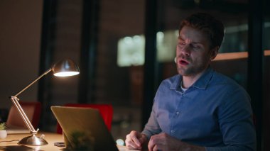 Hayal kırıklığına uğramış serbest çalışan gece geç saatlere kadar çevrimiçi projede çalışan apartman kapanışı. Depresyondaki işadamı, gece ofisinde başarısızlığa uğramaktan endişeleniyor. Stresli çalışan dizüstü bilgisayarı kapatırken umutsuzluk hissediyor.