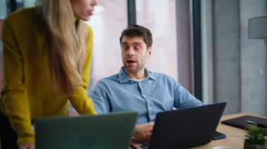 Dizüstü bilgisayarda çalışan stajyer bir kadın yönetici. Hüsrana uğramış erkek yönetici, ofis işyerindeki kadın yöneticiye proje konusunu gösteriyor. Üzgün çalışanın online işi çözmesine yardım eden kadın akıl hocası.