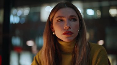 Üzgün bayan gece ofisinde lamba ışığının altında oturuyor. Yakın plan. Yorgun iş kadını portresi, karanlık işyerindeki gözleri kapatıyor. Güzel sarışın umutsuzluğu hissederek sorunu düşünüyor. Yanma konsepti