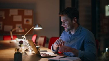 Hevesli bir adam gece ofisinde çalışıyor. Gülümseyen iş adamı dizüstü bilgisayarını karıştırıyor. Lamba ışığı altında deftere veri yazıyor. Karanlık işyerinde yaratıcı proje geliştirmekte başarılı bir serbest yazar.