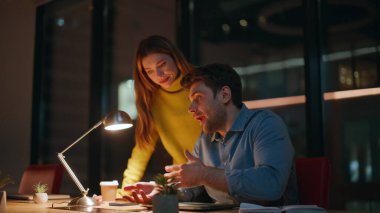 Ofis akıl hocası stresli yöneticiyi destekliyor. Gece geç saatlere kadar çalışmaktan yorulmuş. Endişeli bir çalışan kadın meslektaşına şikayette bulunuyor. İki iş arkadaşı proje hatasını tartışıyor.