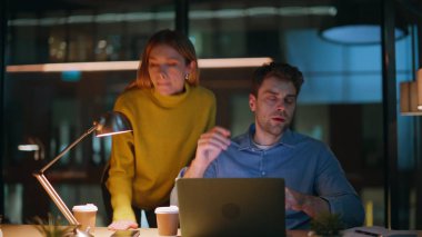 İki meslektaş, gece ofis kapanışında başarısız iş projesinde hüsrana uğradı. Gergin iş arkadaşları laptopun duygusal tepkisine bakıyor. Stresli ortaklar evde kötü haber okurken umutsuzluğa kapılırlar.