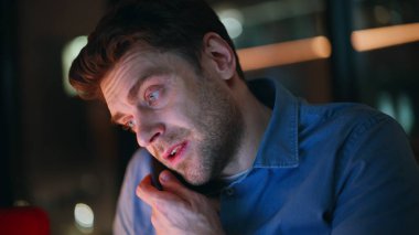 Kapanış danışmanı gece işyerinden arıyor. Ciddi bir iş adamı cep telefonu konuşmalarıyla konuyu tartışıyor. Mesai saatlerini dolduruyor. Yorgun serbest çalışan biri gece geç saatlerde telefonu kapattı.