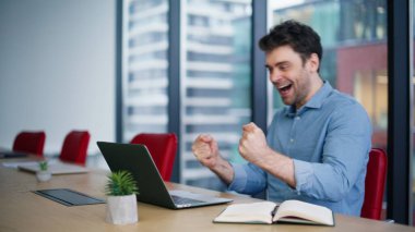 Mutlu görünen dizüstü bilgisayar sahibi ofis alanındaki yakın çekimlerde iyi haberlerin tadını çıkarıyor. İş yerinde e-posta okuyarak iş başarısını kutlayan aşırı neşeli iş adamı. Heyecanlı serbest yazar bilgisayardan iş teklifi alıyor.