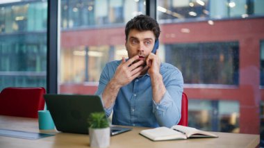Ofis profesyoneli cep telefonunu arıyor. Modern iş yerindeki dizüstü bilgisayarı yakından izliyor. Cep telefonuyla çalışan bilgisayarla projeyi tartışmakla meşgul bir yönetici. İş adamı iş yerinde akıllı telefonla pazarlık ediyor.
