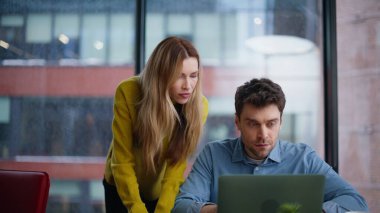 İki yönetici, şirket işyerindeki bilgisayar ekranında başarıya seviniyor. Heyecanlı meslektaşlarım duygusal tepki göstererek harika haberler okuyorlar. Coşkulu iş arkadaşları birlikte iş başarısının tadını çıkarırlar.