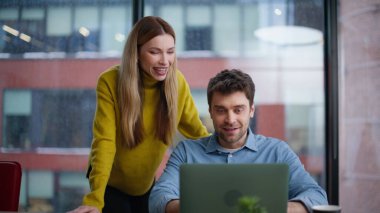 İş arkadaşları online toplantıda konuşuyor. Ofis panoramik penceresinde dizüstü bilgisayara bakıyorlar. Gülümseyen ortaklar video görüşmesinde iş stratejisini tartışıyor. Mutlu iki yönetici vedalaşmayı bitirdiler.