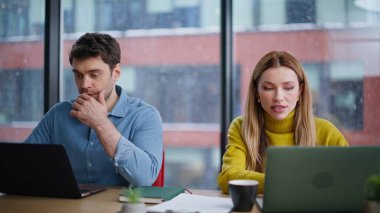 İşletme yöneticileri, ofis iş ortaklaşa yakın plan projesinde iş birliği yapıyorlar. İki ciddi çalışanın çalışma alanında birlikte çalışması. Kadın, erkek meslektaşına stratejiyi anlatıyor.