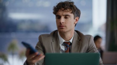 Ofis çalışanı iyi haberlerle yakın çekimle mesaj alıyor. Gülümseyen yönetici cep telefonu mesajlarına bayılıyor. Dizüstü bilgisayarda çalışan genç iş adamı