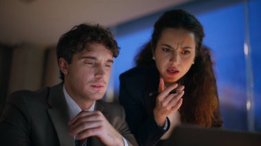 Profesyonel antrenör stajyer öğretmenlik akşam ofiste dizüstü bilgisayarda tatminsiz bir iş. Kadın akıl hocası erkeklerle proje hatalarını kontrol ediyor