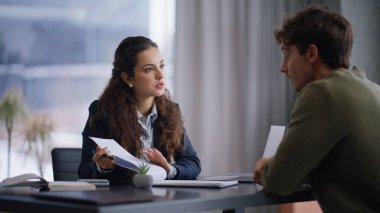 Avukat panoramik toplantı odasında müvekkil için danışmanlık yapıyor. Müşteri imzalı kağıtlar. İş kadınlarıyla tartışıyorlar.