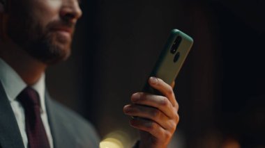 Gece müdürü elinde akıllı telefonuyla karanlık odada dinleniyor. Gülümseyen akıllı iş adamı cep telefonuna göz atıyor. Geç saatte ekranlara dokunuyor. Mutlu yönetmen işten sonra cep telefonu yazıyor. 