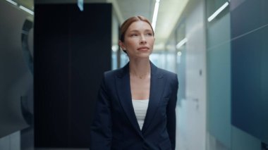 Patroniçe, iş girişi kapanışı yapıyor. Kendine güvenen iş kadını cep telefonu e-postalarını kontrol ediyor ve modern gri koridorda hayal kırıklığına uğruyor. Duygusal olarak stresli bir kadın duygusal tepki veriyor.